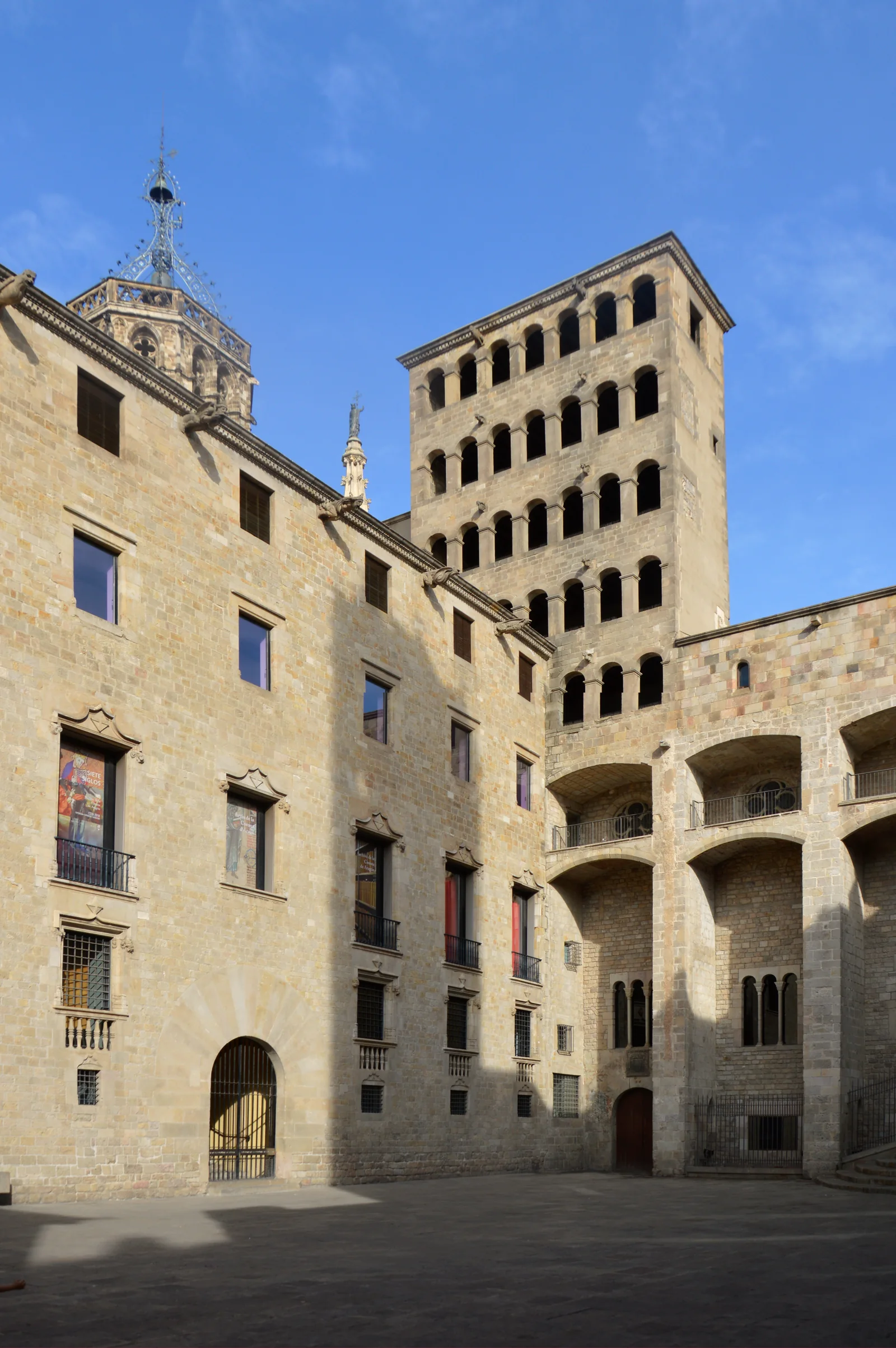 Stone façades, arched galleries and a tall arcaded tower around Barcelona’s Plaça del Rei